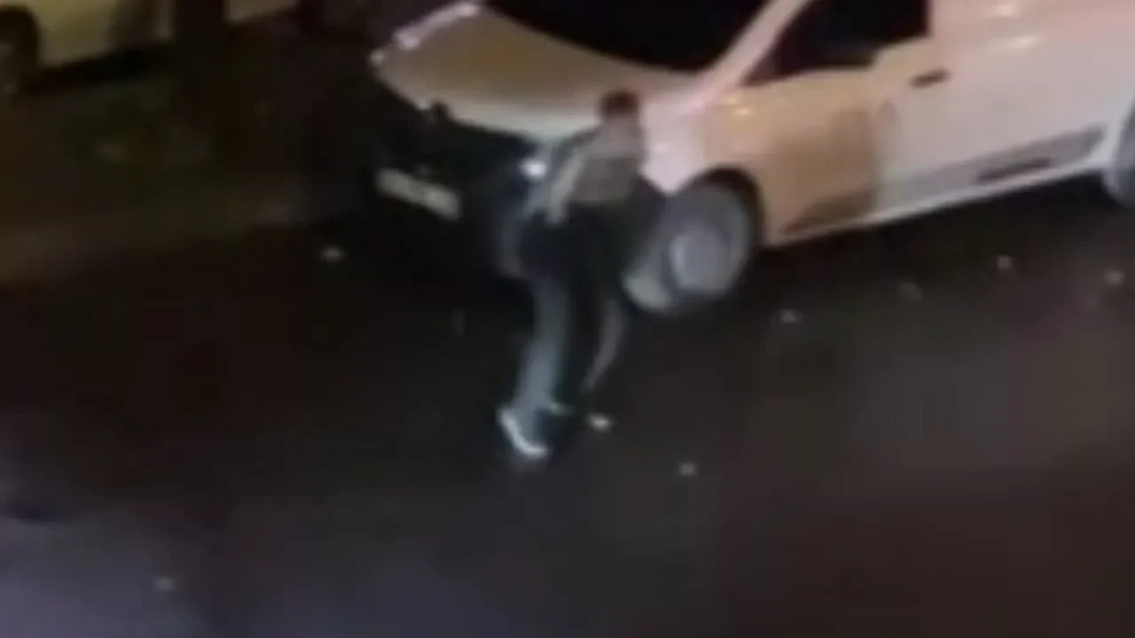 Cadde ortasında korku saldı! Bıçakla kollarını böyle kesti: O anlar kamerada 