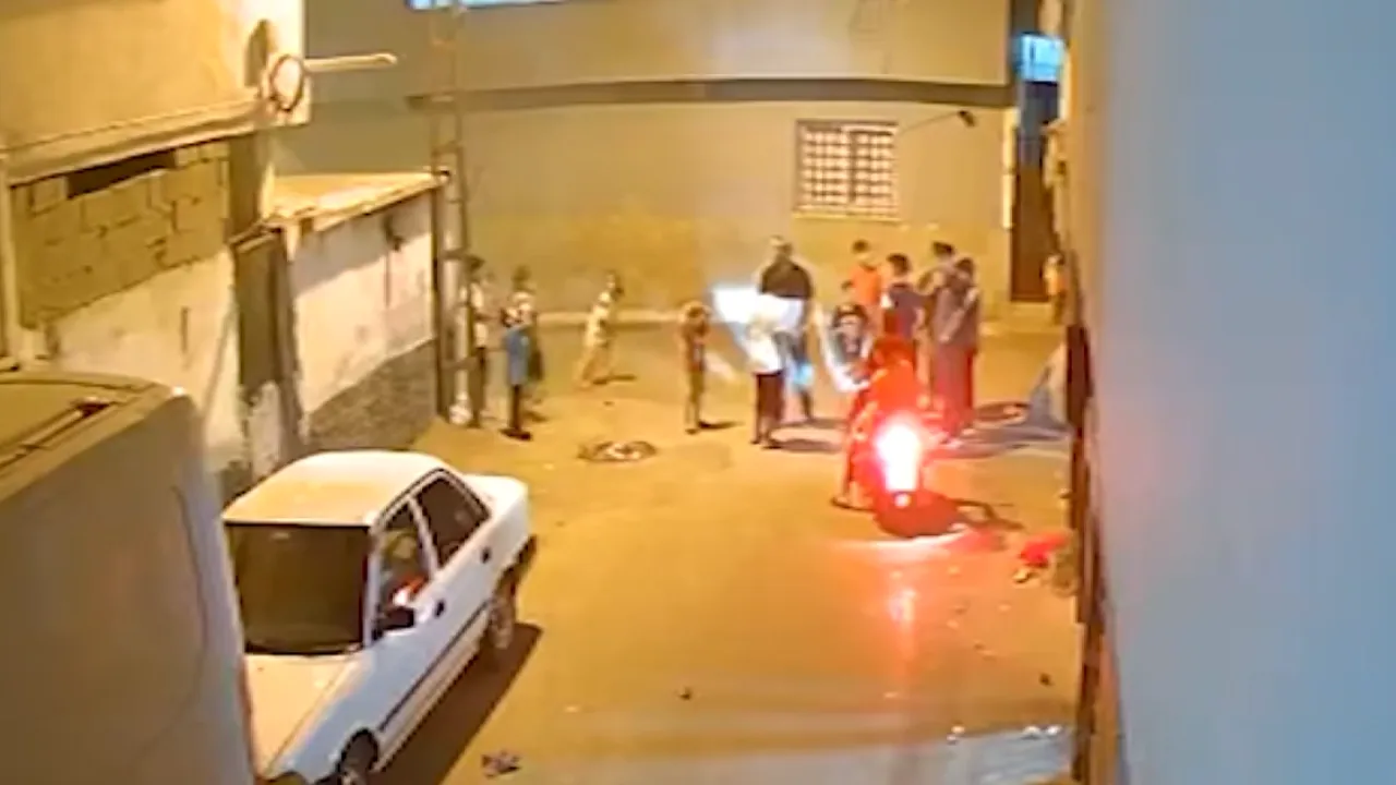 Çakarlı araçla geldi çocuklara üst araması yaptı! Polis sahte polisin peşine düştü! 