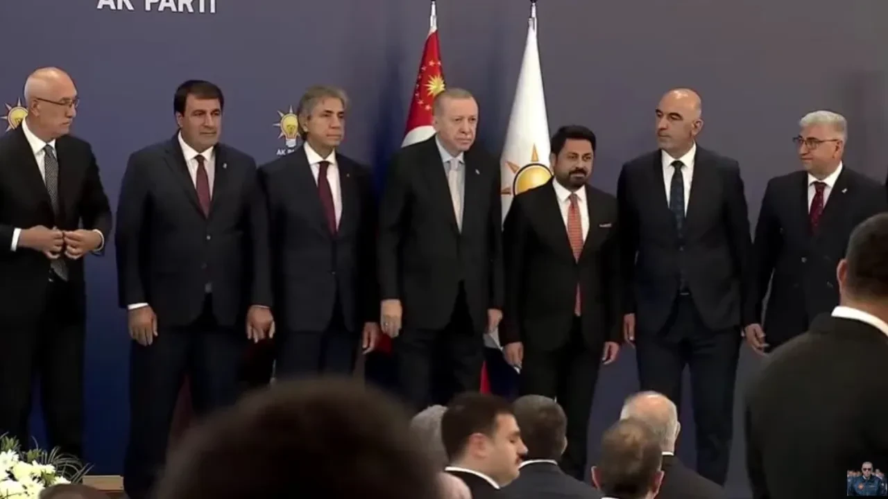 Dört partiden 7 belediye başkanı AK Parti'de! Rozetlerini Erdoğan taktı