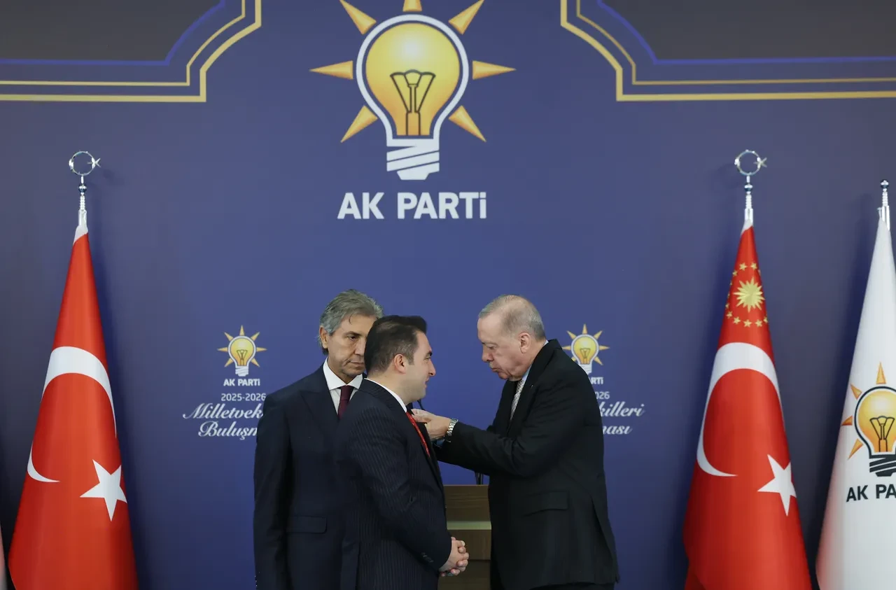 Dört partiden 7 belediye başkanı AK Parti'de! Rozetlerini Erdoğan taktı