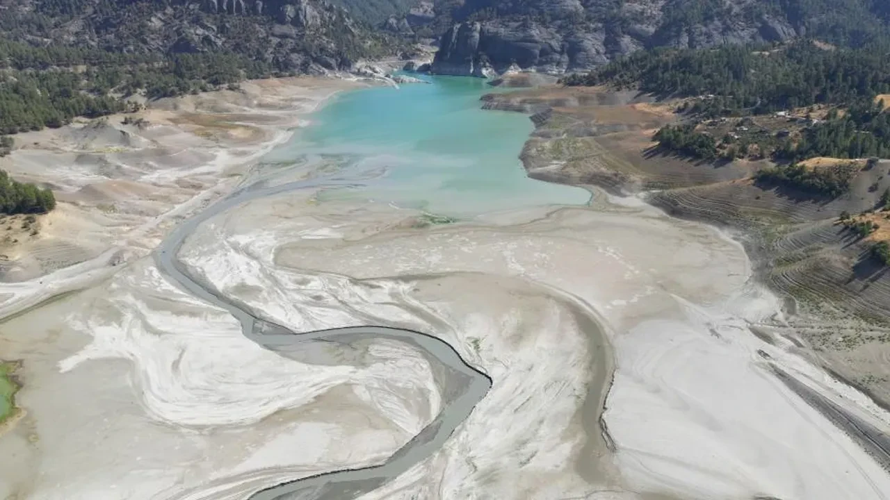 Drone kamerası kuraklığı gözler önüne serdi