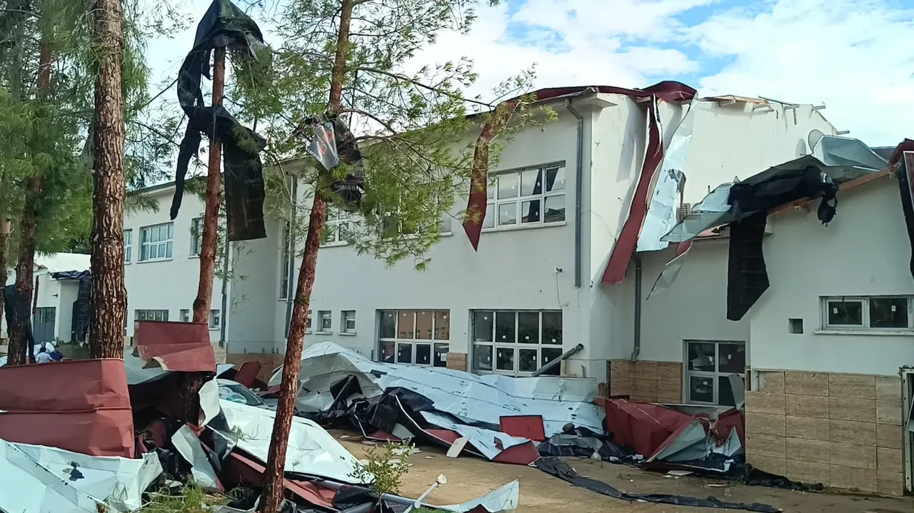 Eğitime 2 gün ara verildi! Öğrenciler dersteyken okulun çatısı uçtu