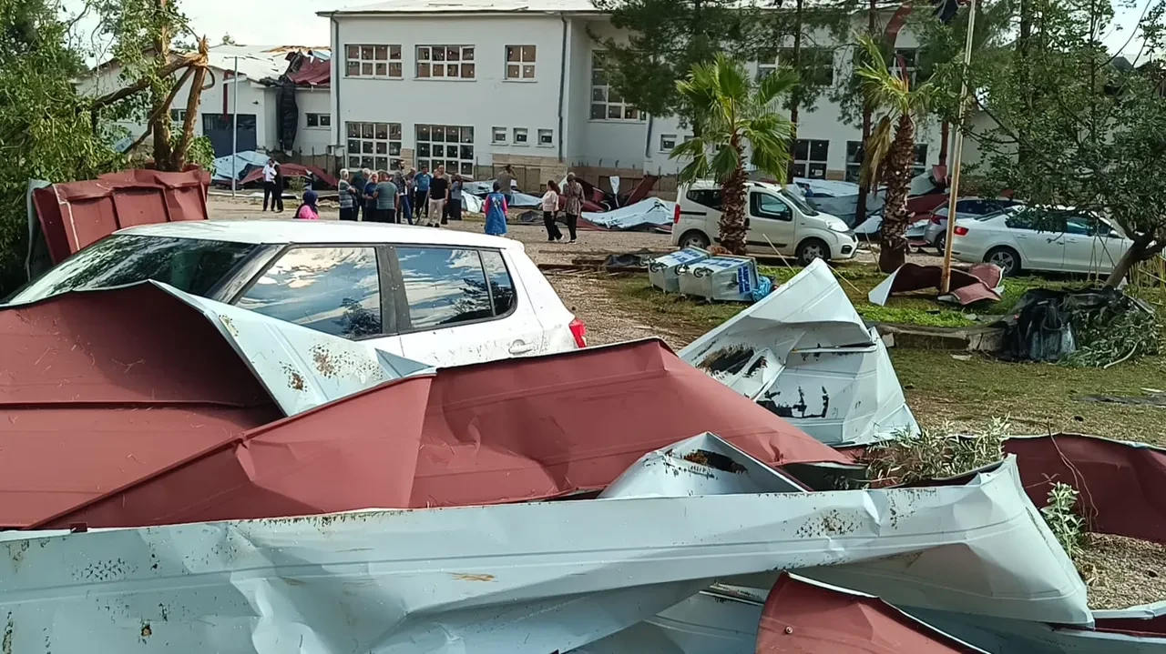 Eğitime 2 gün ara verildi! Öğrenciler dersteyken okulun çatısı uçtu