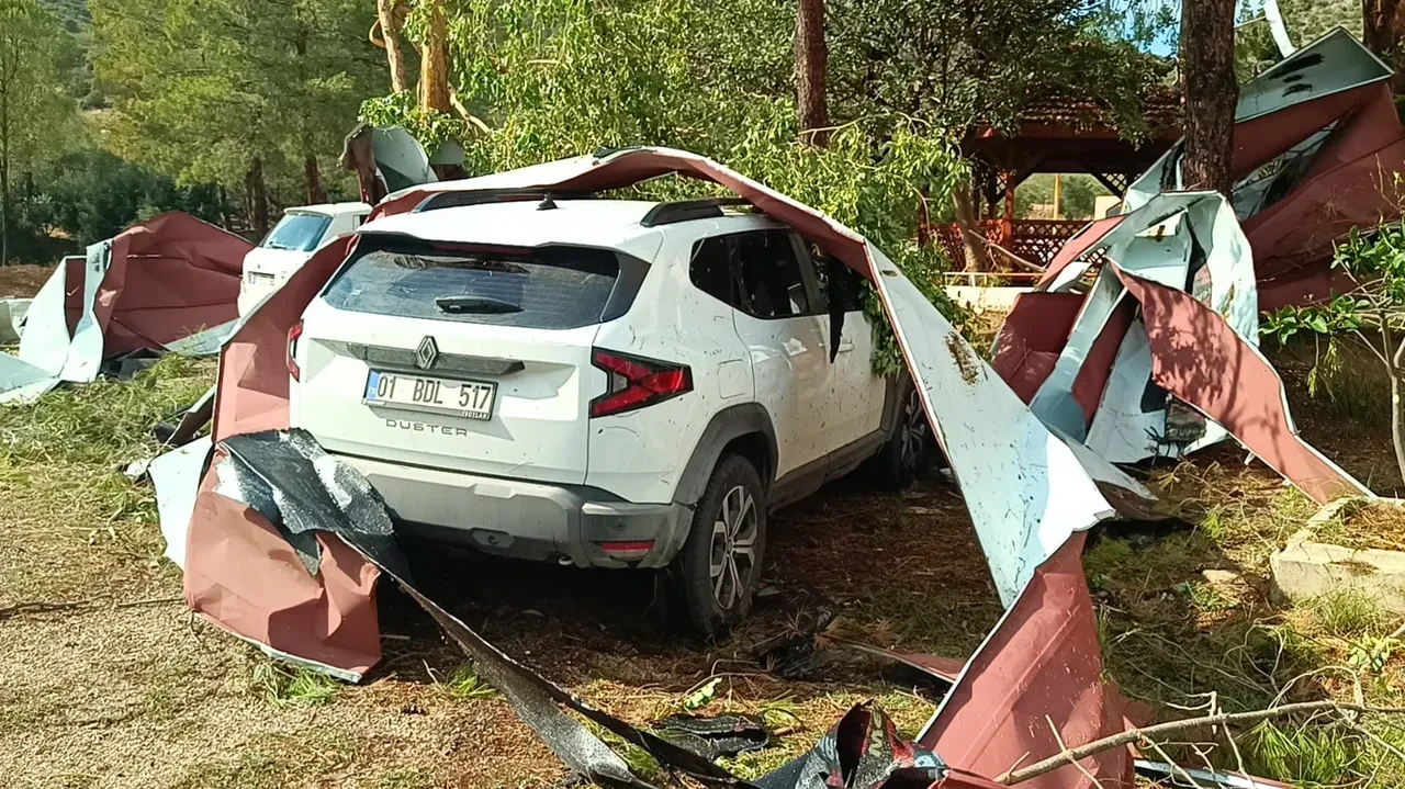 Eğitime 2 gün ara verildi! Öğrenciler dersteyken okulun çatısı uçtu