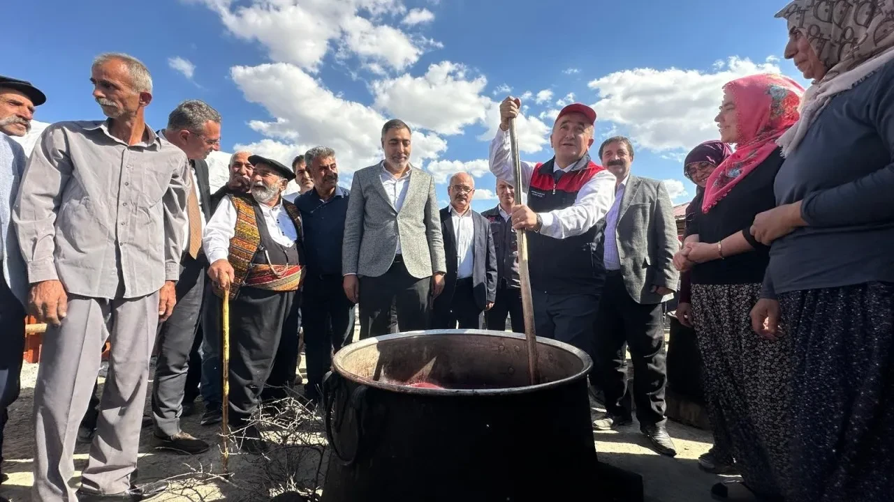 Elazığ Valisi Hatipoğlu ile kadınlar arasında güldüren diyalog: "Öyle karıştırılmaz" itirazı geldi