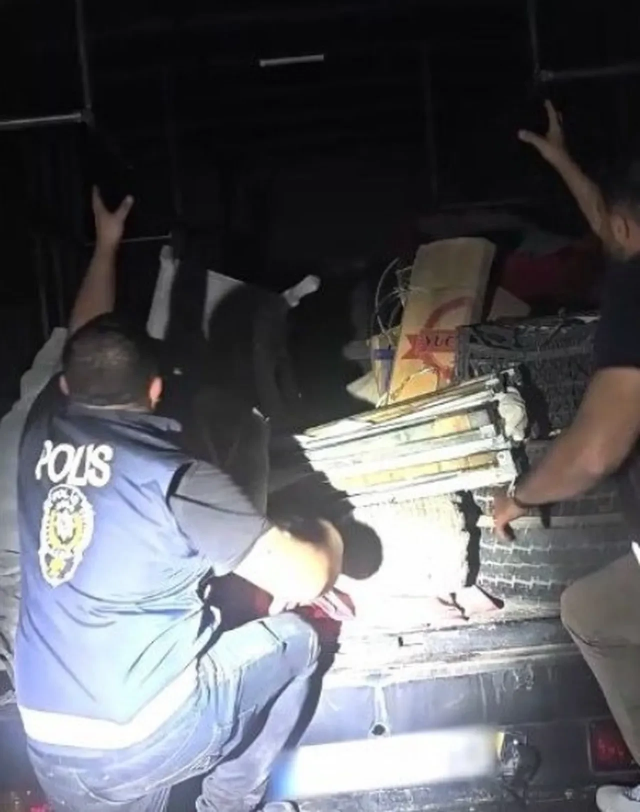 Göçmenlerin saklandığı yer ekipleri şoke etti! Özel sistem kurmuşlar