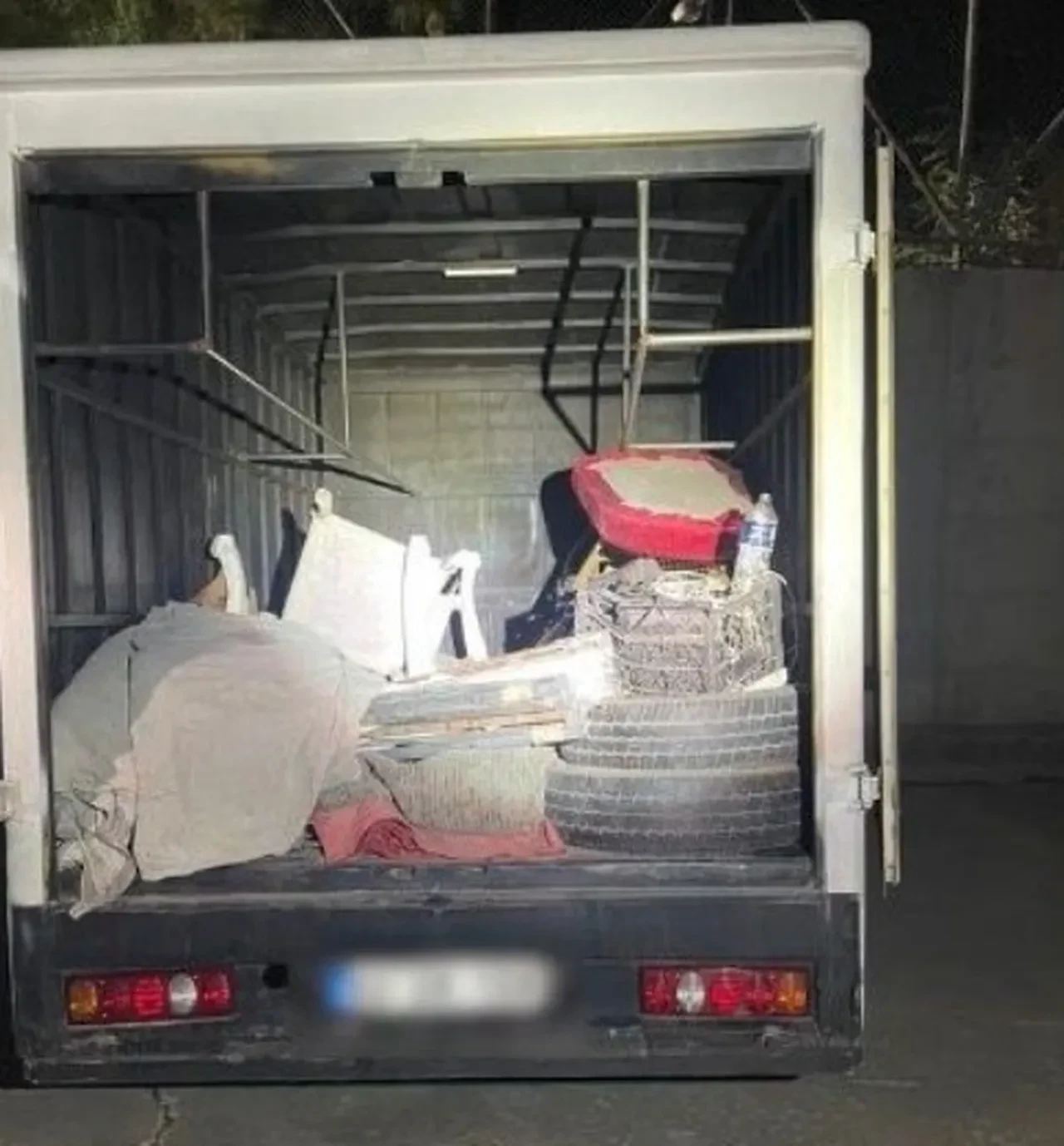 Göçmenlerin saklandığı yer ekipleri şoke etti! Özel sistem kurmuşlar