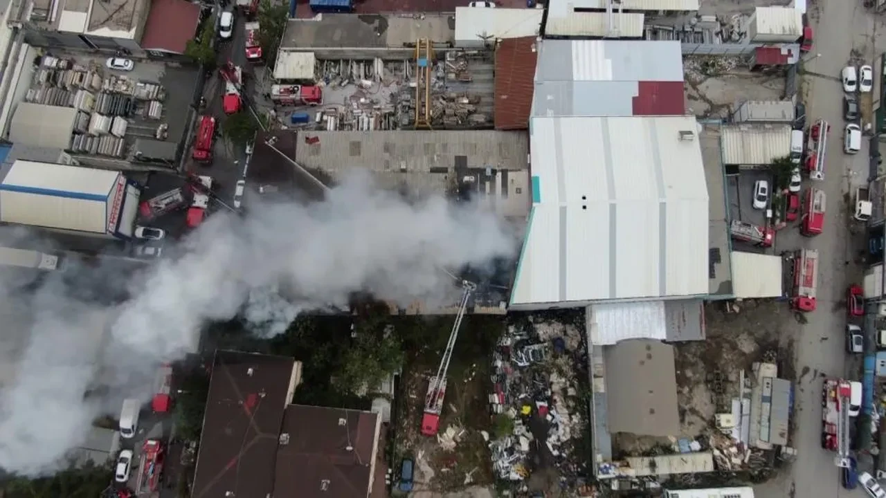 İstanbul Ataşehir'de fabrikada yangın! 4 işçi dumandan etkilendi