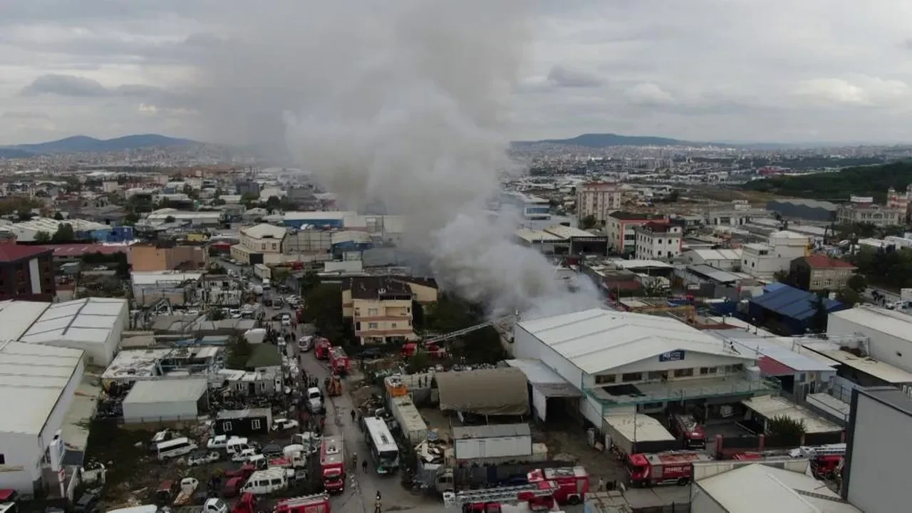 İstanbul Ataşehir'de fabrikada yangın! 4 işçi dumandan etkilendi