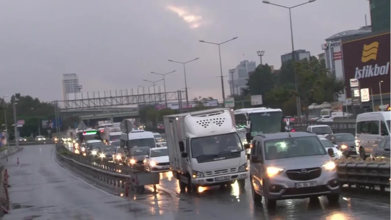 İstanbul güne yağmurla başladı: Trafik yüzde 83'ü gördü