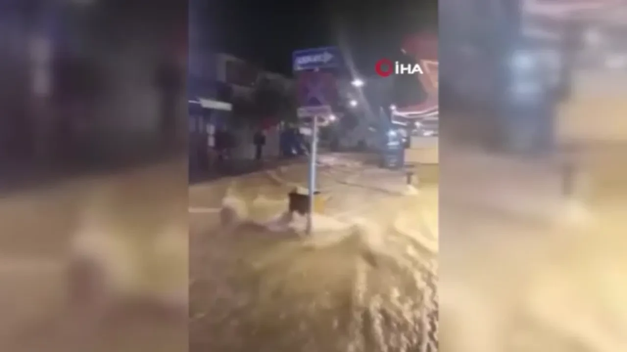 İzmir'de sel felaketi! Ulaşım durdu kafeler su altında kaldı