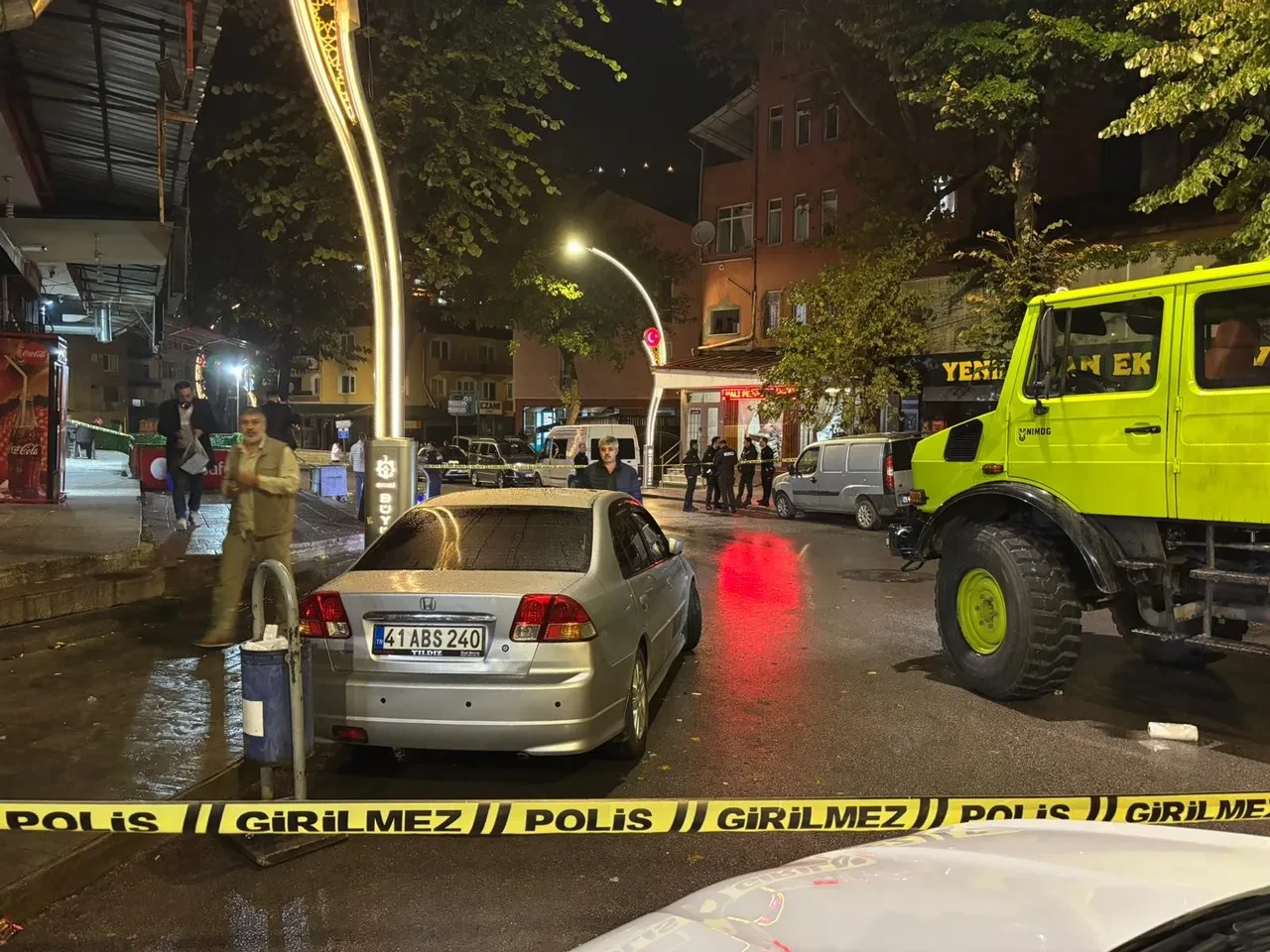 Jiletle mahalleliye saldırdı! Vatandaş silahla karşılık verdi, ortalık savaş alanına döndü