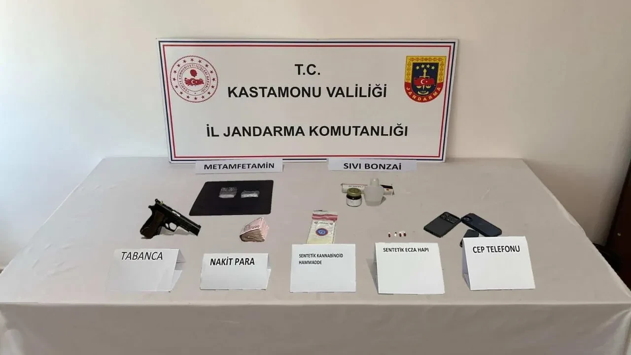 Kastamonu'da 3 şüpheli tutuklandı! Uygunsuz ecza hapı ve kokainle yakalandılar