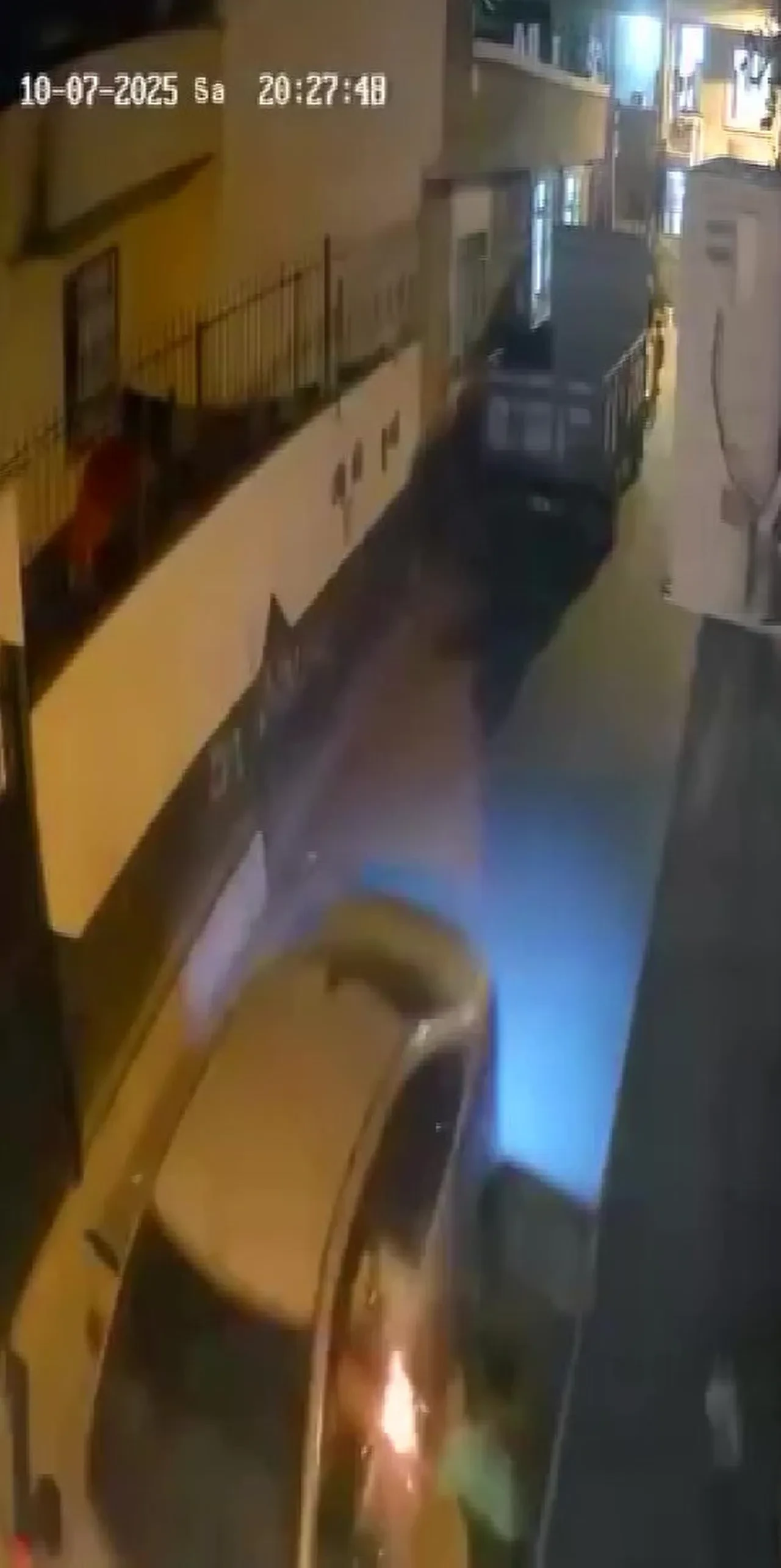 Kendine polis sürü verip çocukları korkuttu! Ateş açtı, üzerlerini aradı