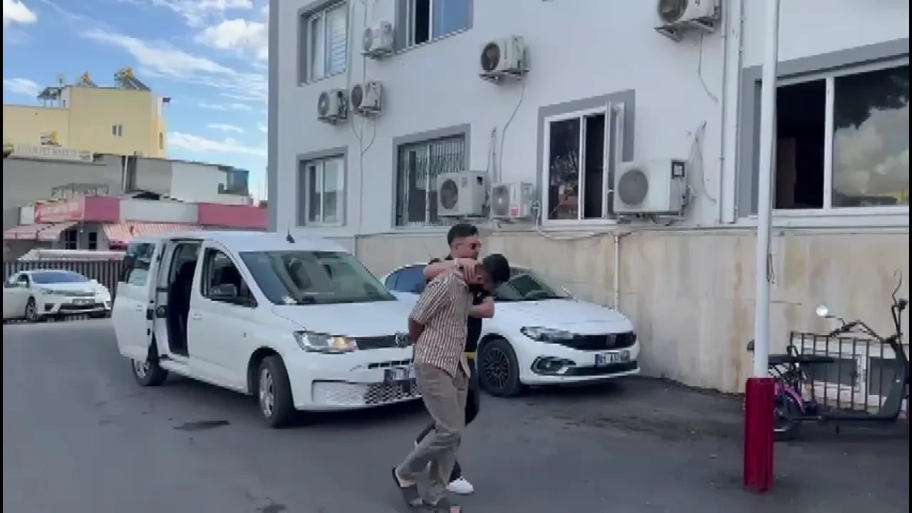 Kendine polis sürü verip çocukları korkuttu! Ateş açtı, üzerlerini aradı