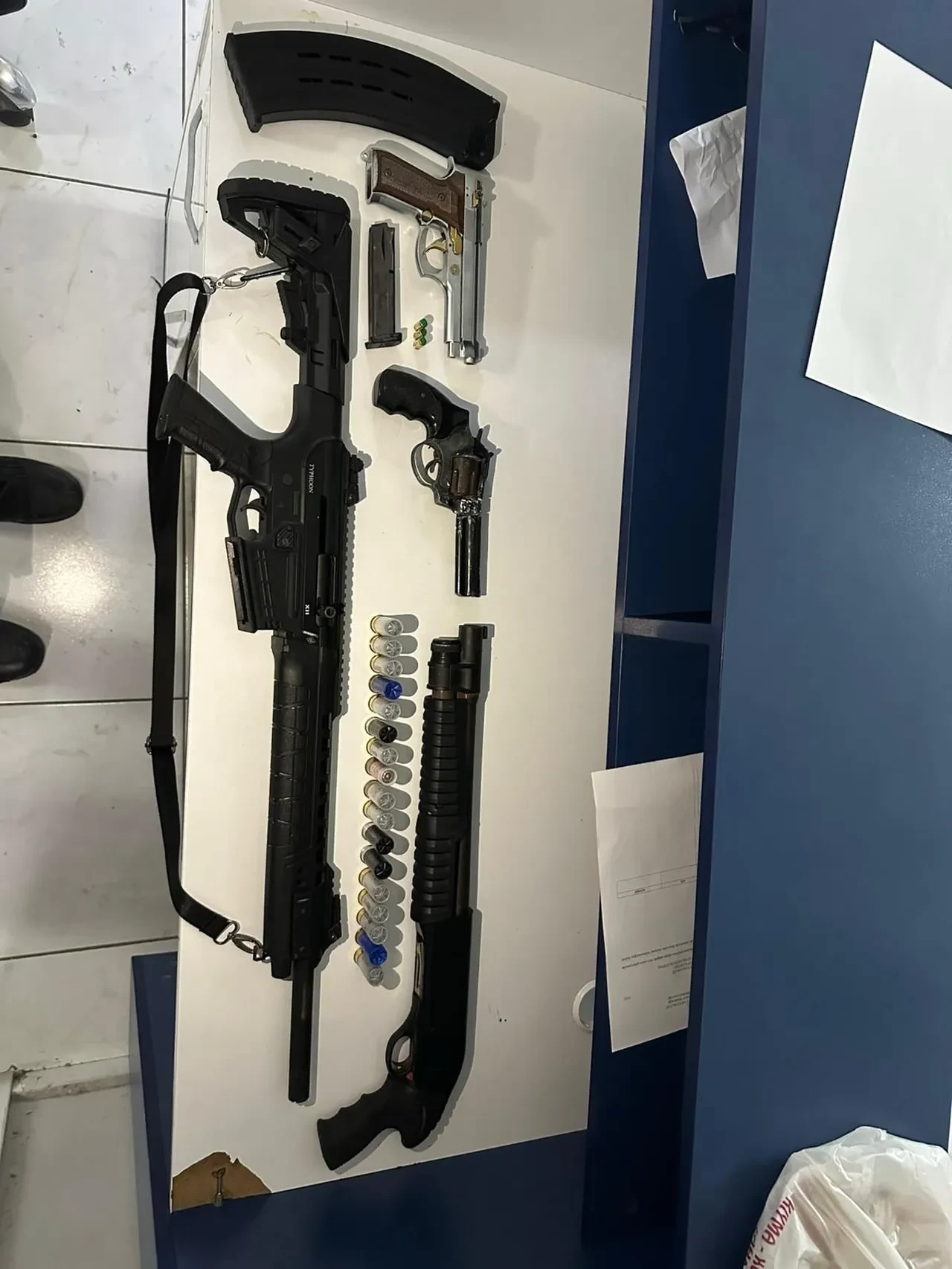 Kendine polis sürü verip çocukları korkuttu! Ateş açtı, üzerlerini aradı