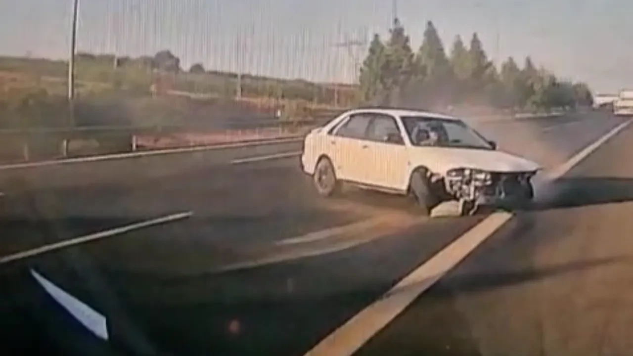Kontrolden çıktı, bariyerlere çarptı! Korku dolu anlar kamerada