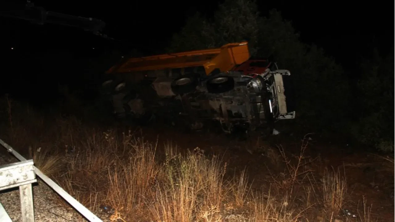 Konya'da kamyon bariyerlere çarpıp şarampole devrildi: 2 ölü, 1 yaralı