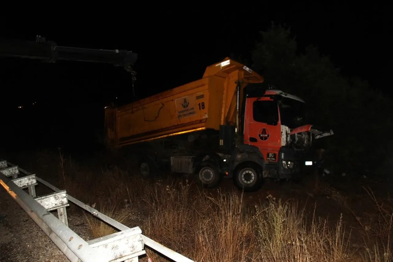 Konya'da kamyon bariyerlere çarpıp şarampole devrildi: 2 ölü, 1 yaralı