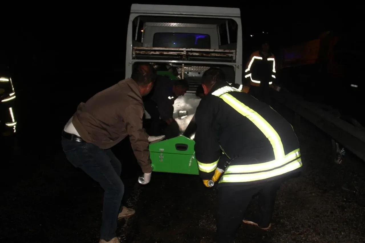 Konya'da kamyon bariyerlere çarpıp şarampole devrildi: 2 ölü, 1 yaralı