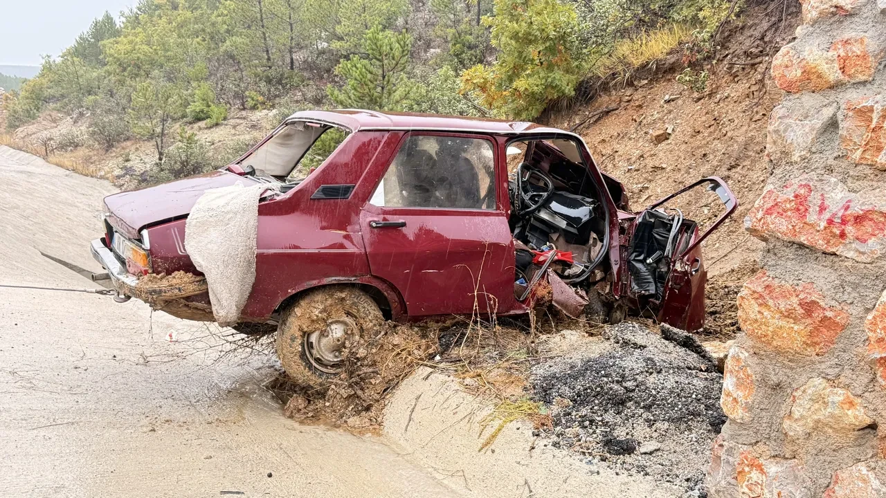 Kütahya'da kaygan yolda feci kaza: Karı koca can verdi