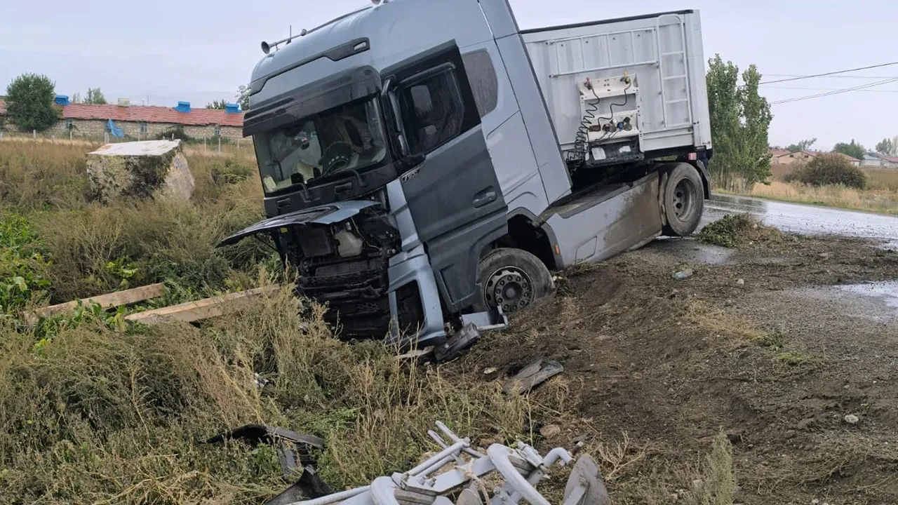 Mermer yüklü tır metrelerce böyle kaydı