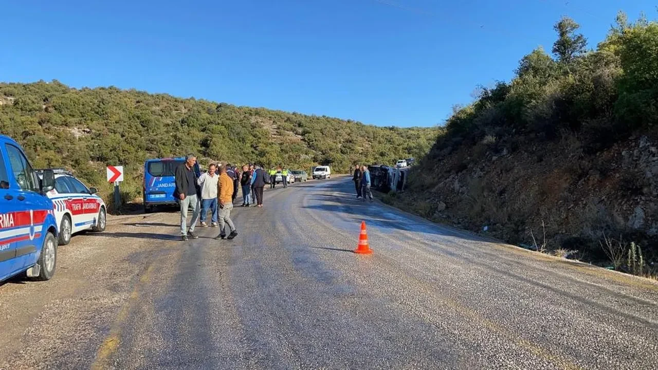 Mersin'de yine minibüs kazası! Çok sayıda yaralı var
