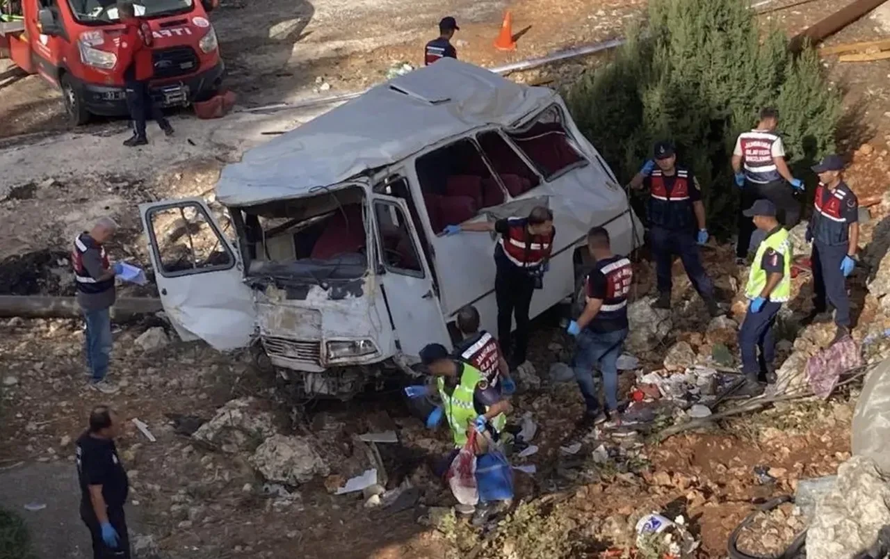 Mersin'de yine minibüs kazası! Çok sayıda yaralı var