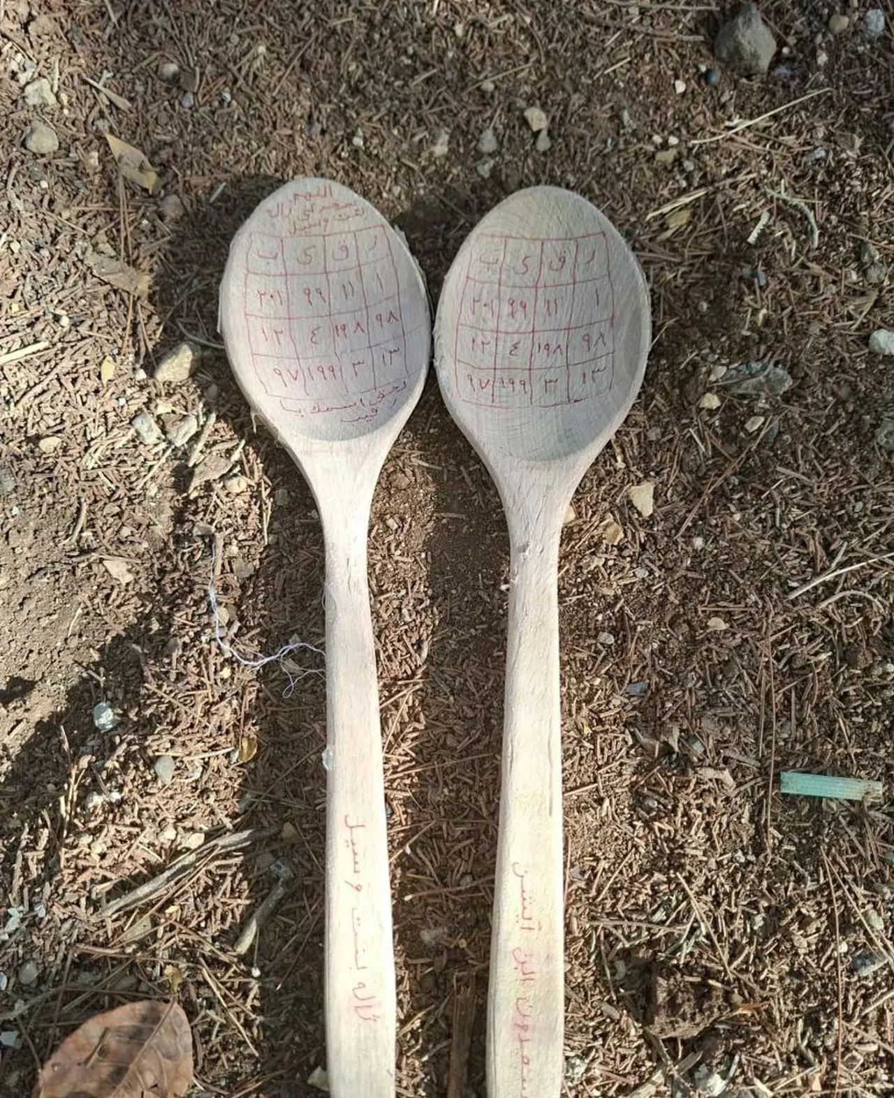 Mezardan çıkanlar şaşkına çevirdi! Ölünce bile rahat bırakmadılar: Bu yazılar ne anlama geliyor?