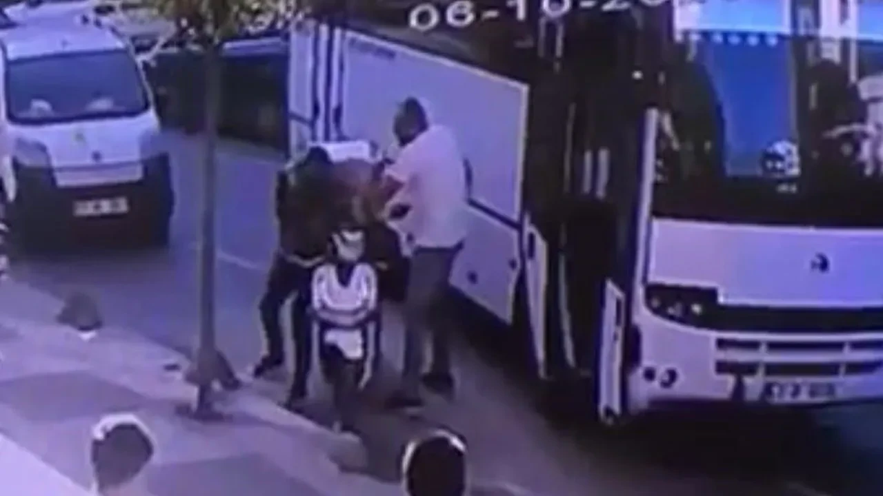 Minibüs şoförü magandalık yapıp kuryeye dehşeti yaşattı