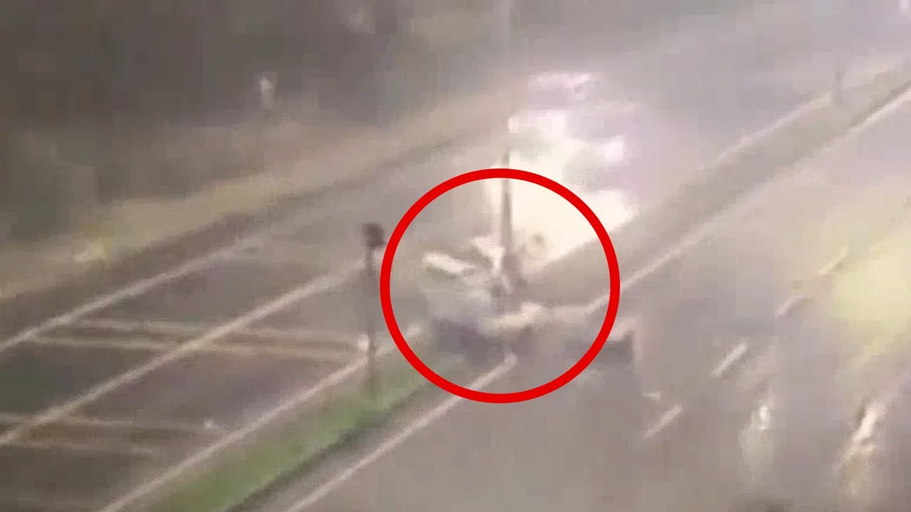 Otomobil ikiye bölündü! Kaza anı kamerada