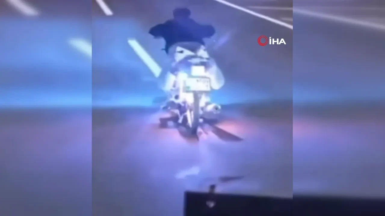 Otoyolda motosikletle tehlikeli hareketler sergiledi, cezadan kaçamadı! Tehlikeli anlar kamerada