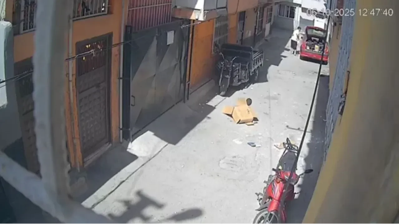 Sokakta üzerine karton örttü, ölümden döndü! O anlar kamerada