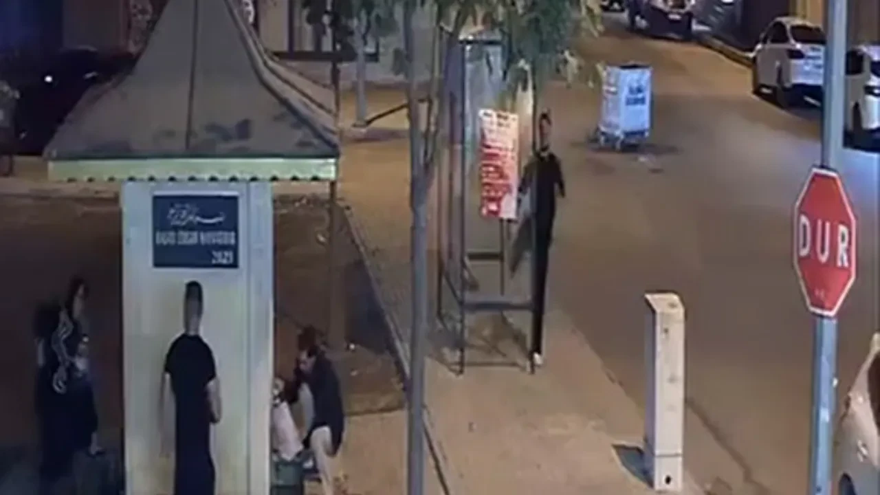 Tekmeyle otobüs durağının camını kırdı! Bir şey olmamış gibi yoluna devam etti