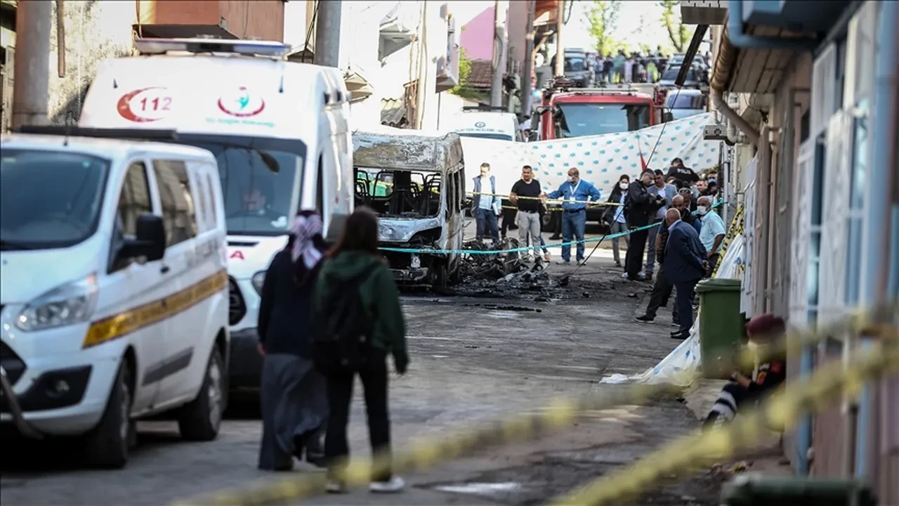 Uçak evlerin arasına düşmüştü! 2 kişinin öldüğü korkunç kazanın nedeni metal perde mi?