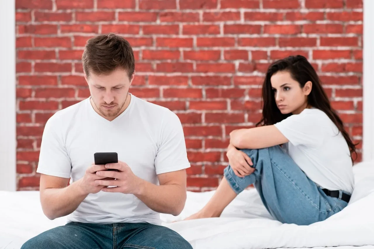 Yargıtay'dan emsal karar! Eşinin telefonunu karıştıranlar dikkat!