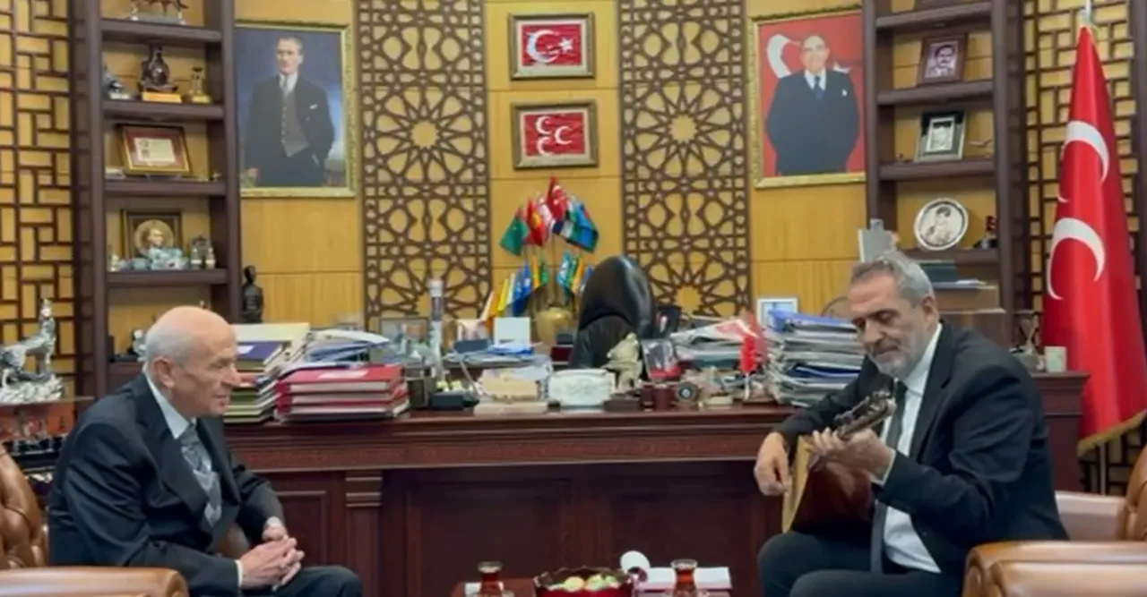 Yavuz Bingöl'den Bahçeli’nin Cemevi jestine özel teşekkür: Bağlama çalıp, hediye etti