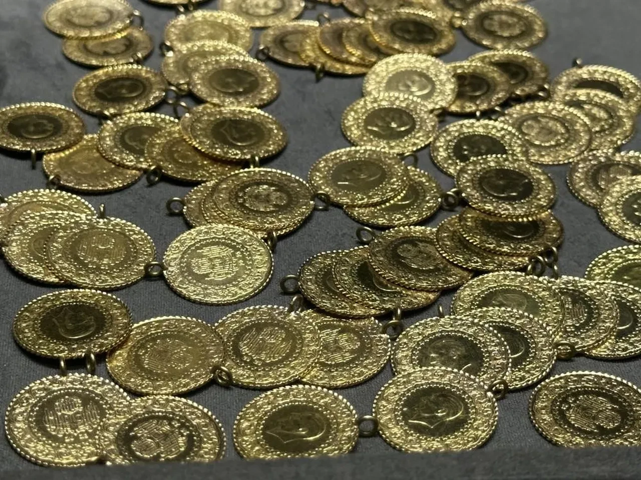 Altın rekorunu tazeledi: Gram altın bu rakamı da gördü!