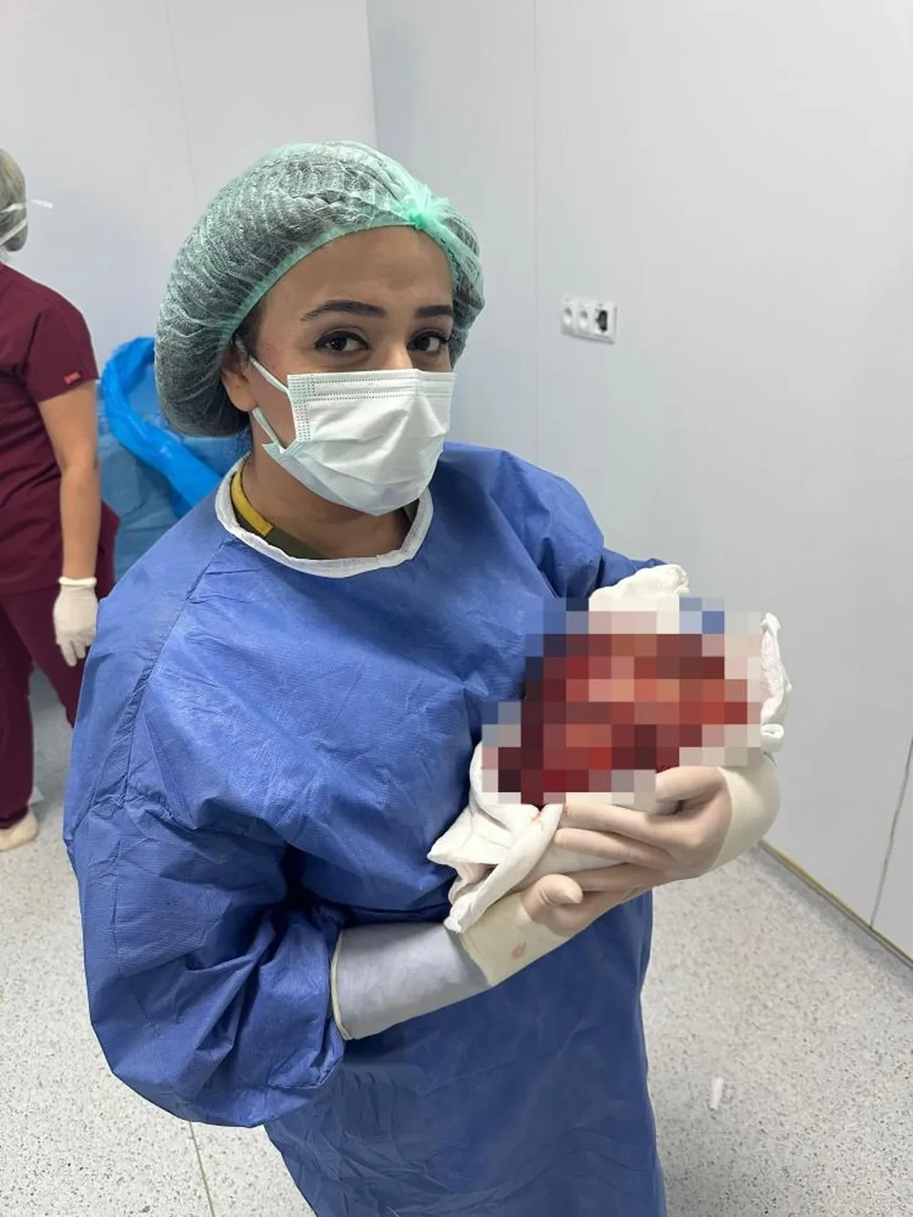 Ameliyatına 5'i cerrah 10 kişilik ekip girdi: Çıkışta poz verdiler