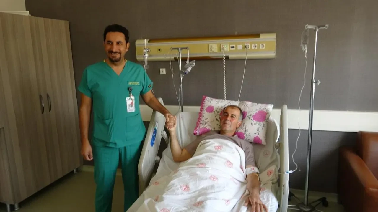 Ameliyatına 5'i cerrah 10 kişilik ekip girdi: Çıkışta poz verdiler