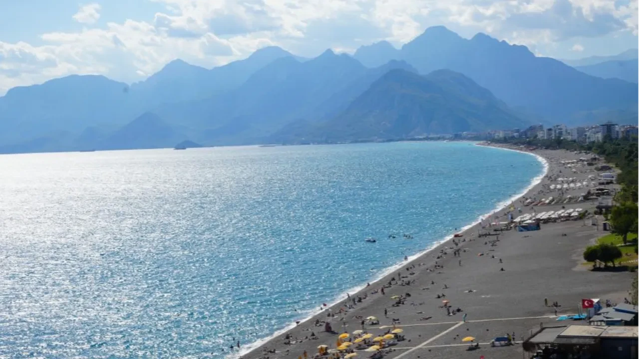 Antalya'da güneş yeniden yüzünü gösterdi, sahiller doldu