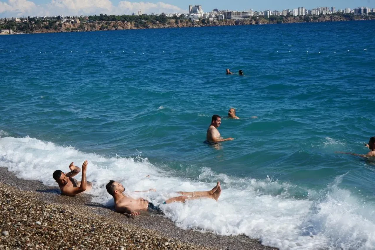 Antalya'da güneş yeniden yüzünü gösterdi, sahiller doldu