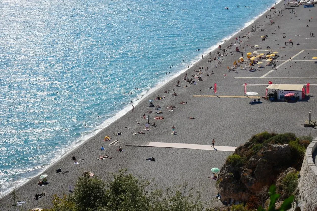 Antalya'da güneş yeniden yüzünü gösterdi, sahiller doldu
