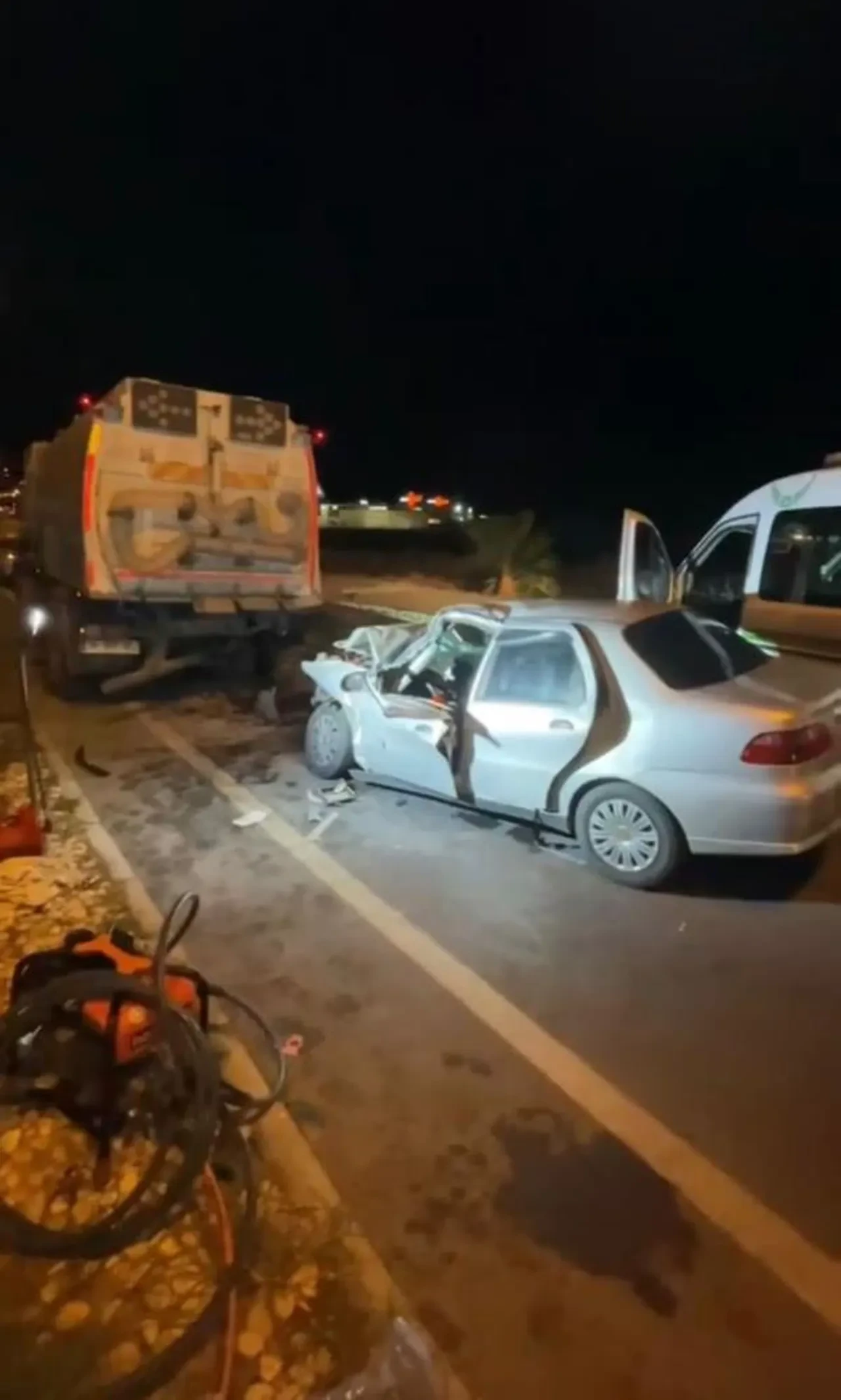 Belediyenin temizlik aracına çarpan otomobil hurdaya döndü: Sürücü hayatını kaybetti