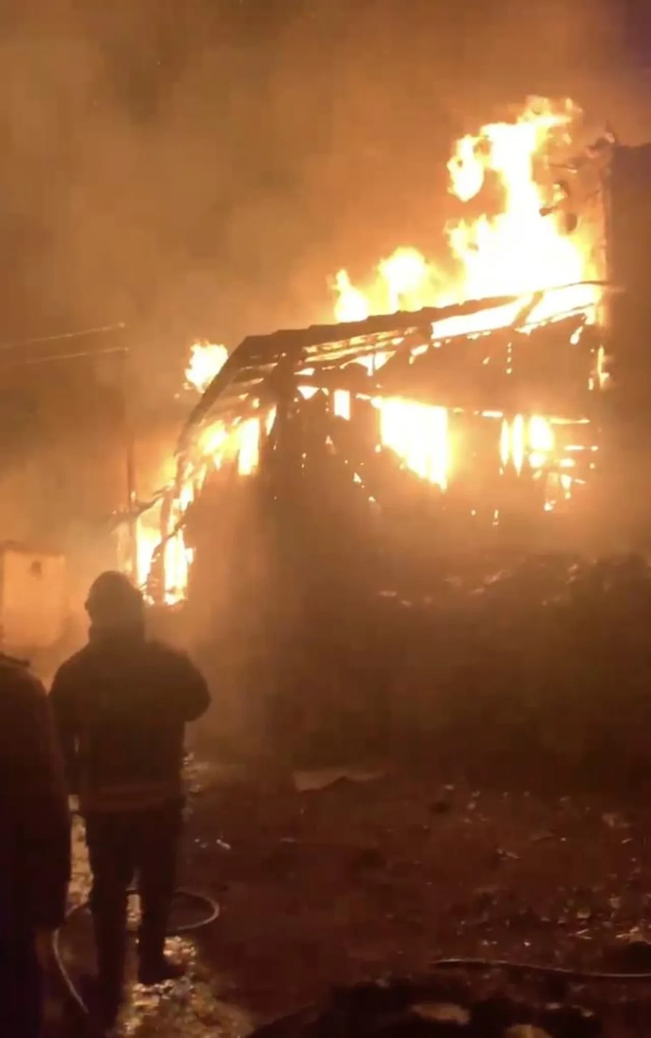 Bir gecede 3 aile evsiz kaldı! Çorum'da acı olay