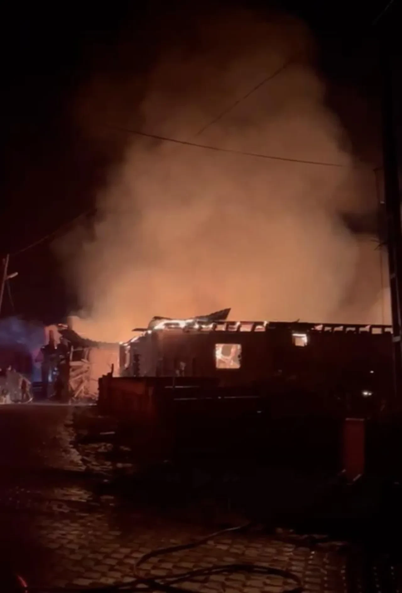 Bir gecede 3 aile evsiz kaldı! Çorum'da acı olay