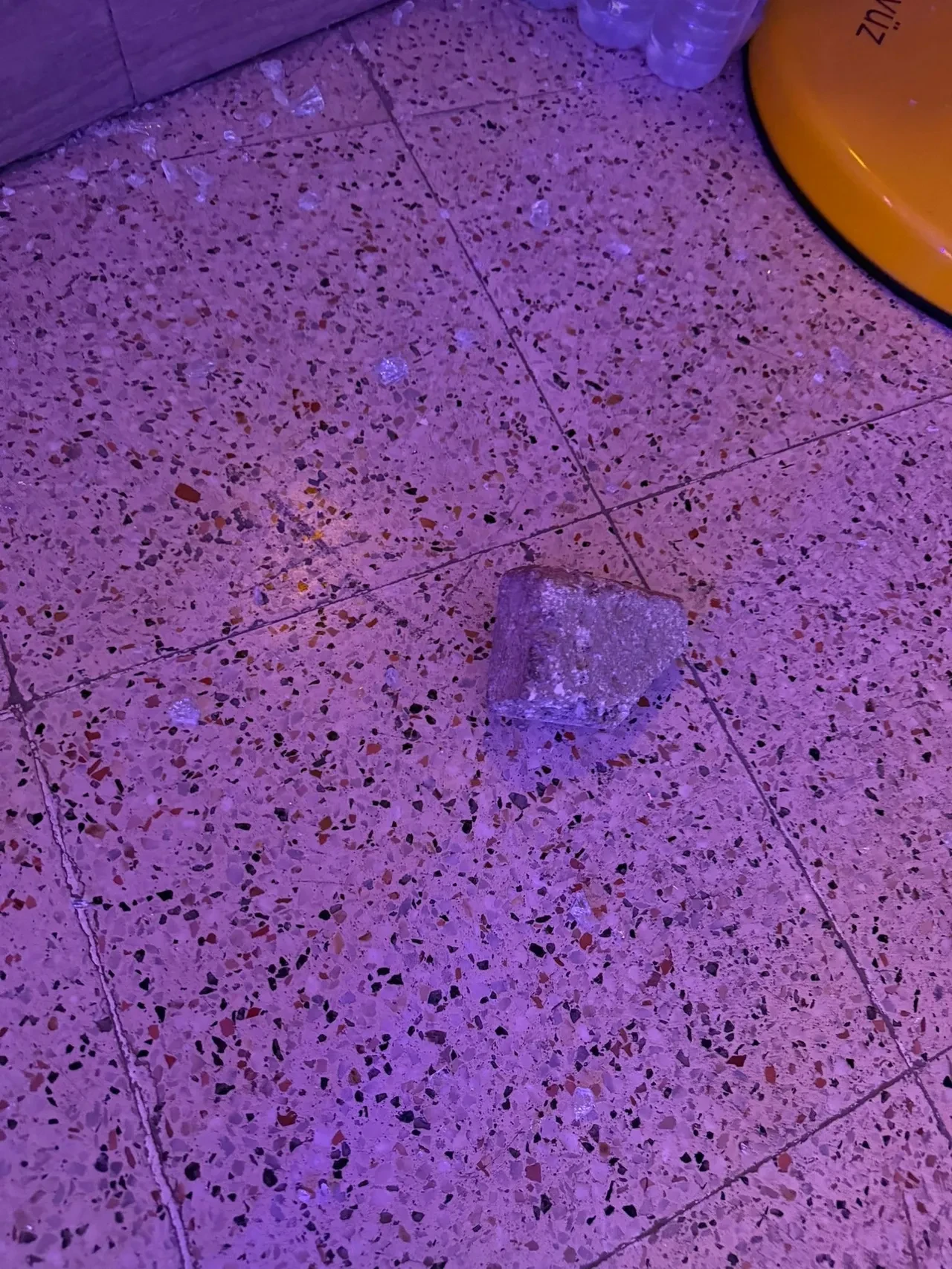 Burdur'da bir ilginç soygun! Taşla camı kırıp girdiği markette alem yaptı