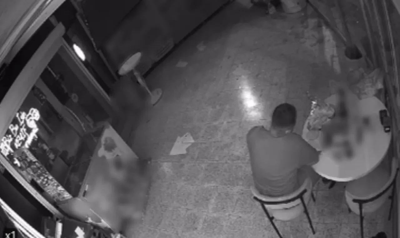 Burdur'da bir ilginç soygun! Taşla camı kırıp girdiği markette alem yaptı