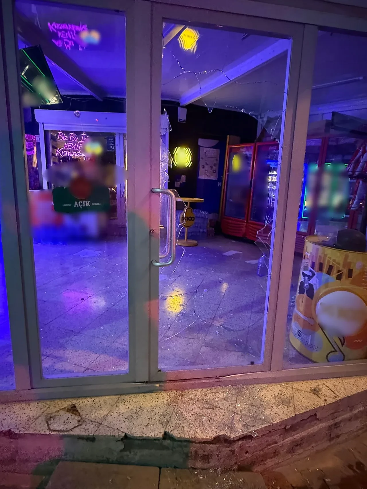 Burdur'da bir ilginç soygun! Taşla camı kırıp girdiği markette alem yaptı