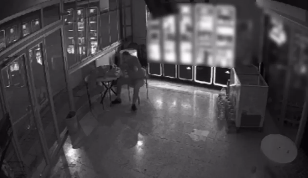 Burdur'da bir ilginç soygun! Taşla camı kırıp girdiği markette alem yaptı